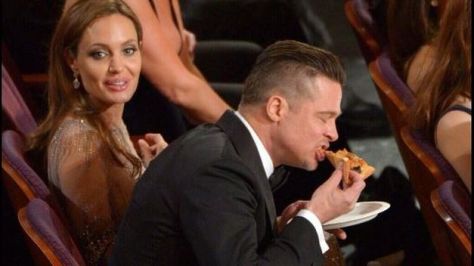 Brad-Pitt-comiendo-pizza-Oscar_TINIMA20140303_0057_20